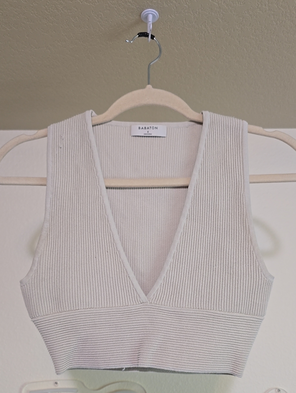 Babaton Aritzia Womens Cream Ribbed V-Neck Cropped Tank